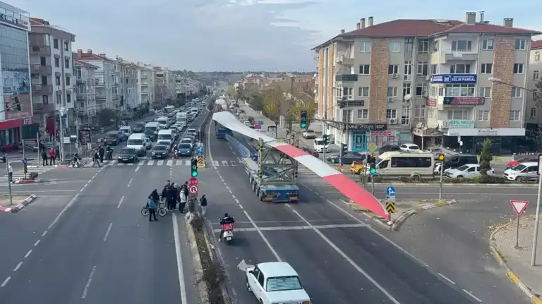 Dev Rüzgar Türbinleri Şehirden Geçti
